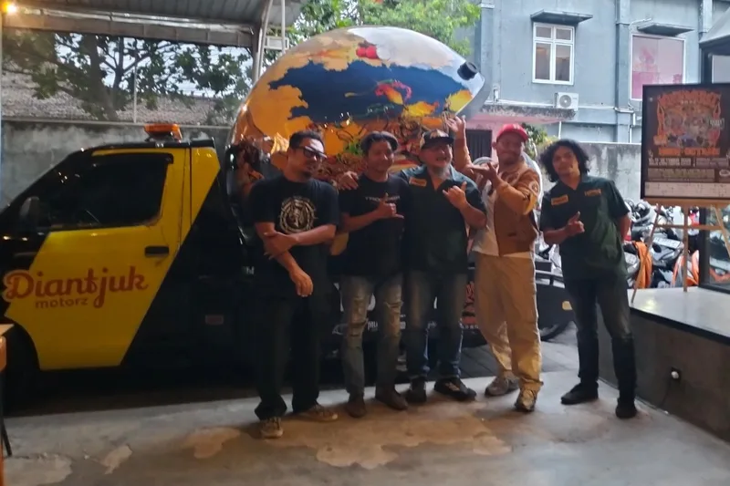 Display motor kustom dan tata panggung pencahayaan pameran KUSTOMFEST di Jogja Expo Center