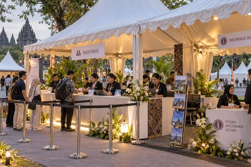 Tenda sarnafil kerucut putih untuk posko registrasi dan meja informasi acara di pelataran terbuka malam hari