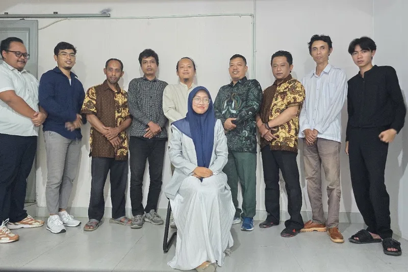 Potret tim dan staf operasional Osh!Pro Jogja spesialis sewa genset, panggung rigging dan perlengkapan event